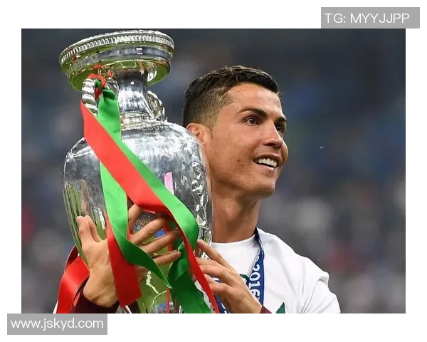 足球场上的歌声魅力揭秘那些唱歌好听的足球明星们