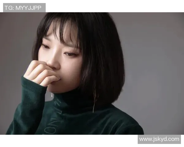 足球明星女友性感写真展现魅力风采引发热议与关注