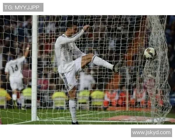 足球明星的成名绝技揭秘从梅西的过人到C罗的任意球技巧